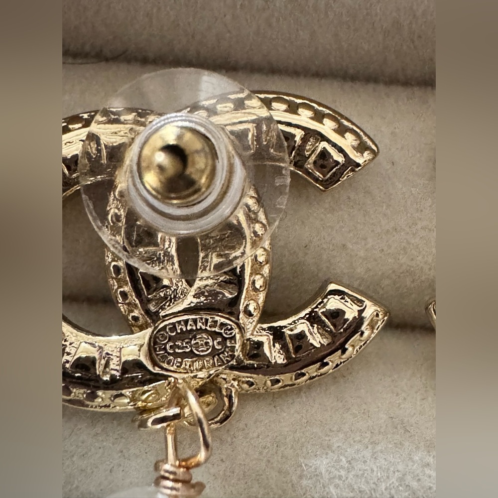 ✨ CHANEL Gold CC Logo Pearl & Crystal Statement Earrings✨ - Picture 3 of 9
